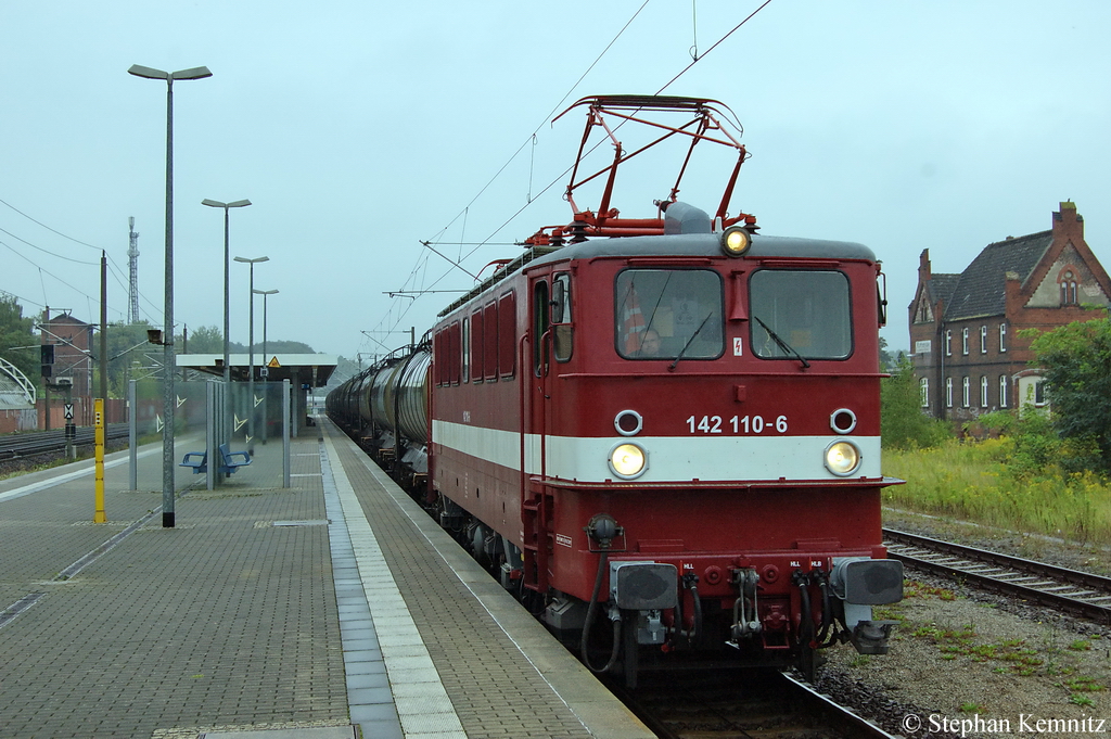 142 110-6 der Erfurter Bahnservice GmbH mit einem Kesselzug aus Premnitz und wartet in Rathenow auf die Weiterfahrt in Richtung Wittenberge. 09.09.2011