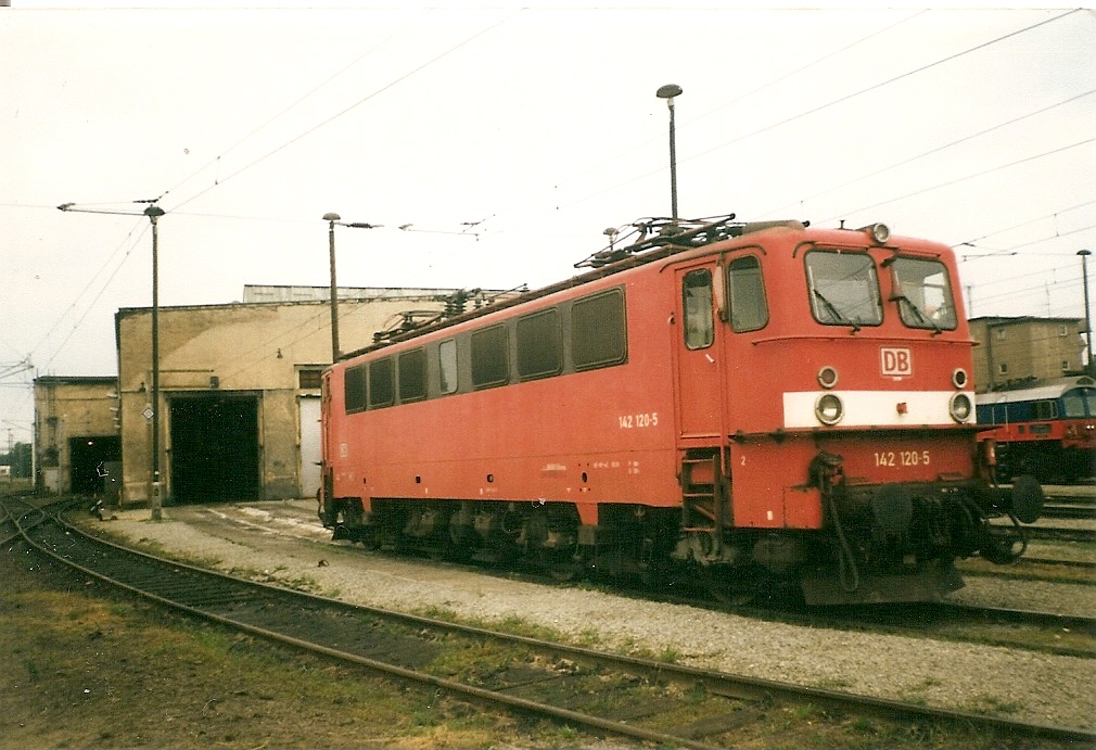 142 120 im Bahnbetriebswerk Seddin.