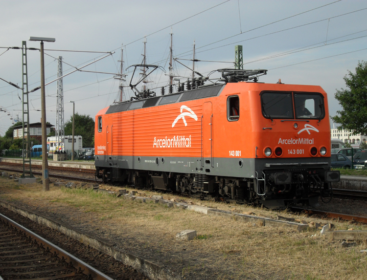 143 001-6 beim Rangieren am 07.08.10 im Bahnhof Warnemnde.