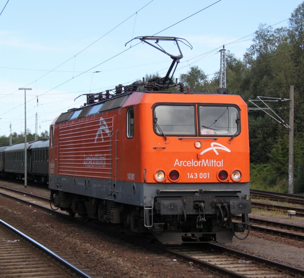 143 001-6 beim Rangieren im Bahnhof Rostock-Bramow.11.08.2012