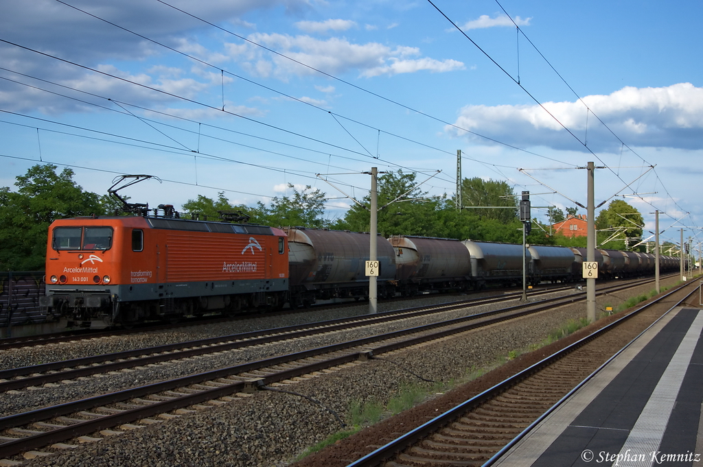 143 001  White Lady  ArcelorMittal Eisenhttenstadt Transport GmbH mit einem Kesselzug  Kohlenstaub , bei der Einfahrt in Nennhausen. 10.06.2012