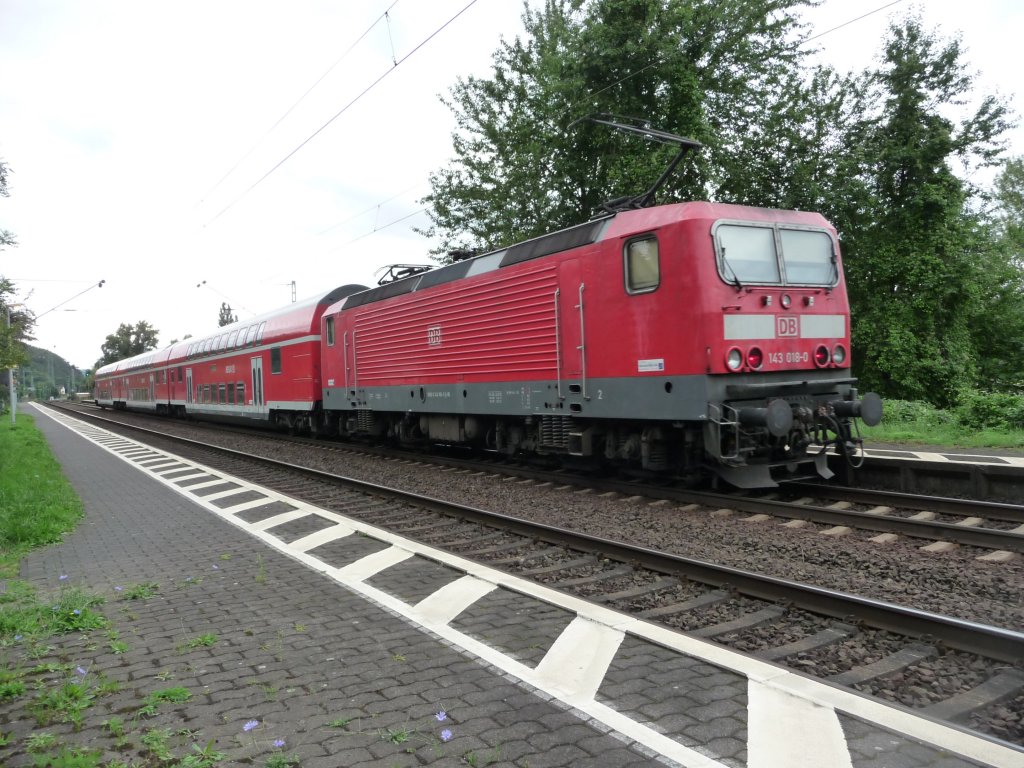 143 018 am 08.08.2012 beim Zwischenhalt in Leubsdorf am Rhein.
RB27 -> Koblenz Hauptbahnhof