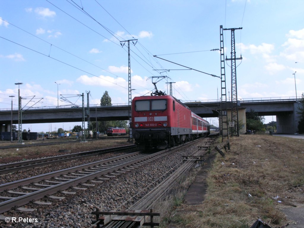 143 022-2 schiebt bei Regensburg Ost die RB 32523 Eggmhl. 27.08.09