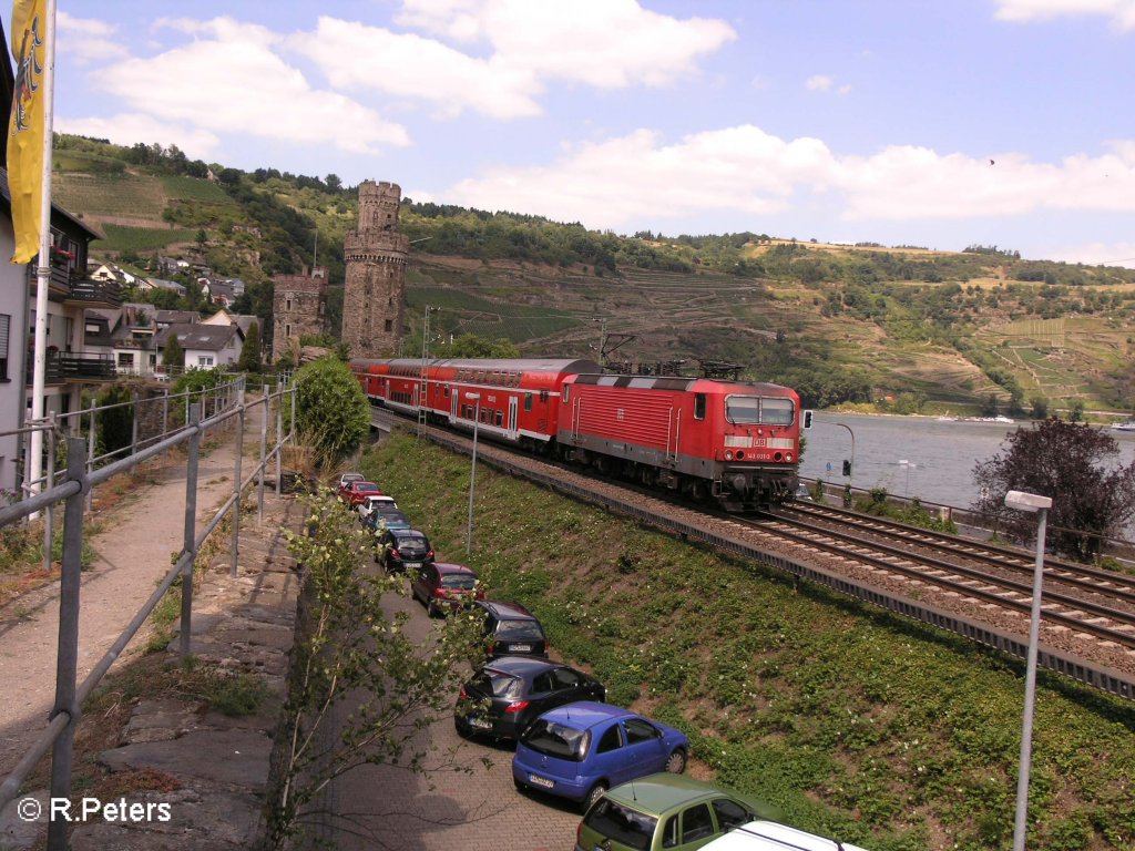 143 031-3 zieht den RE Mainz durch Oberwesel im Sandwitch. 24.07.08