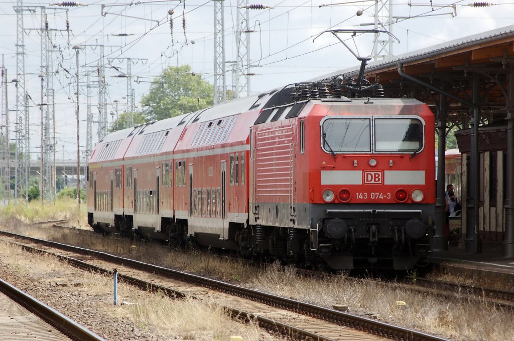 143 074-3 mit dem RE 36069 in Stendal weiter nach Magdeburg. 30.07.2010