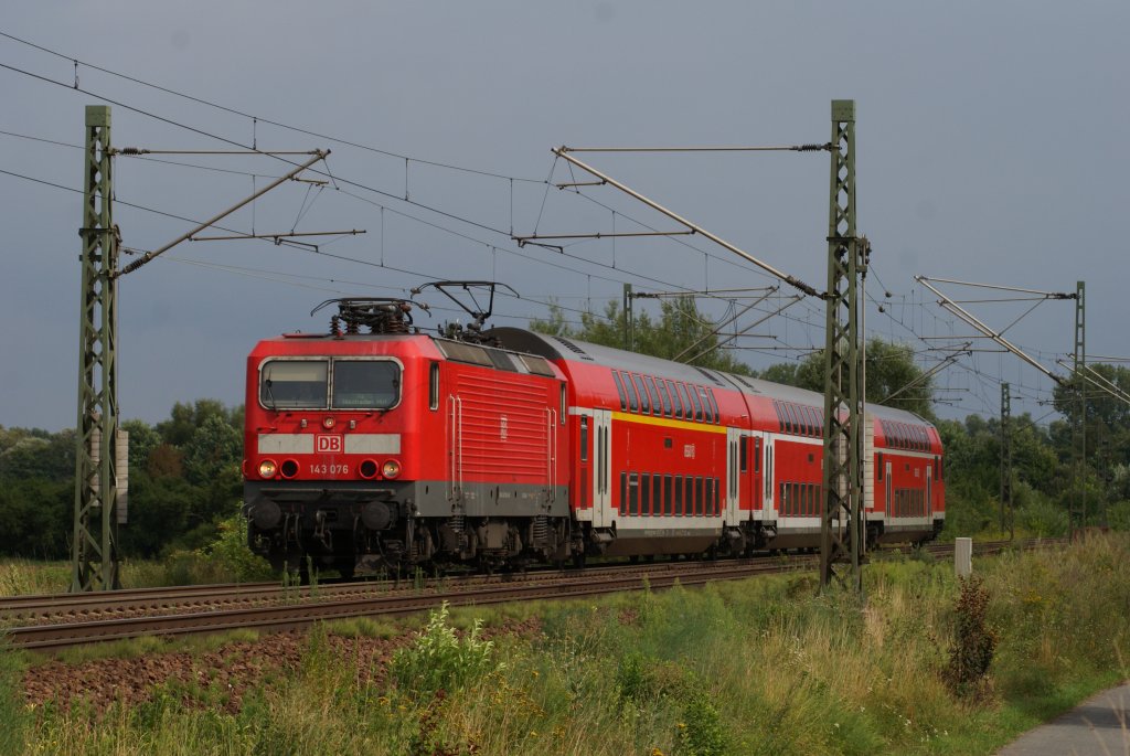 143 076 mit der RB 75 nach Wiesbaden in Nauheim (bei Gro Gerau) am 03.08.2010