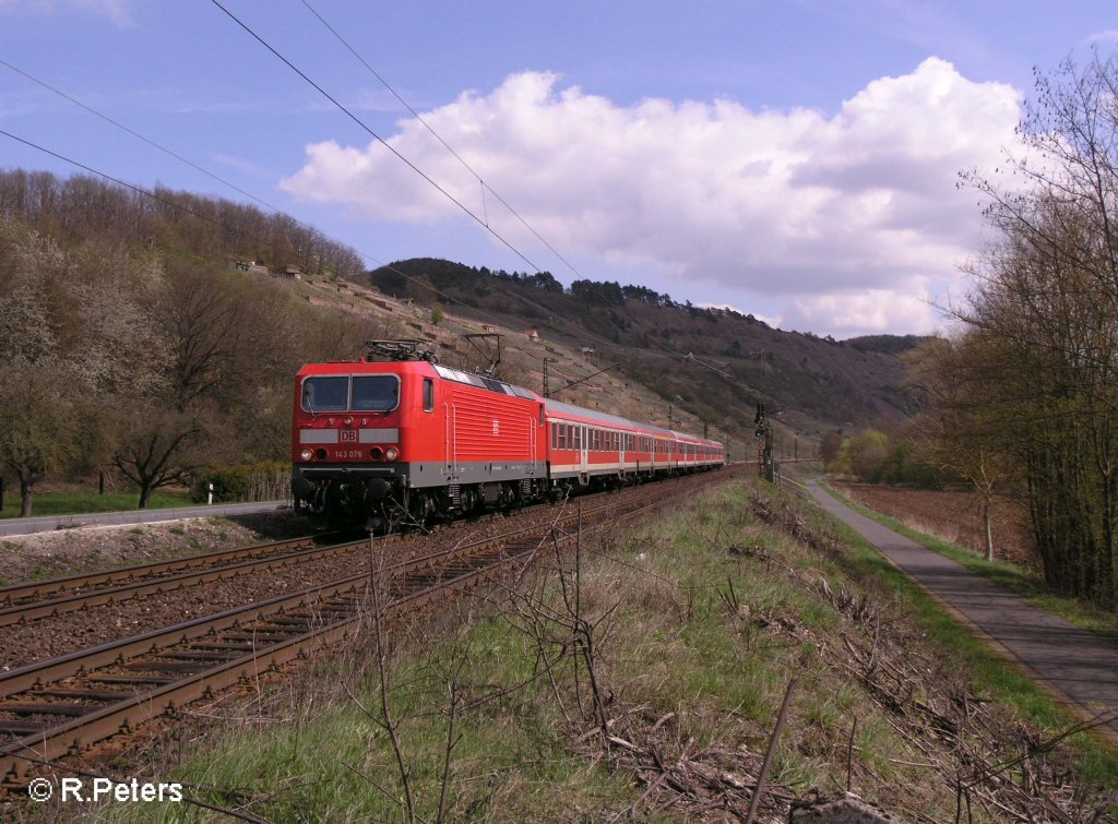 143 076 zieht eine RB Jossa durchs Maintal bei Gambach. 12.04.08