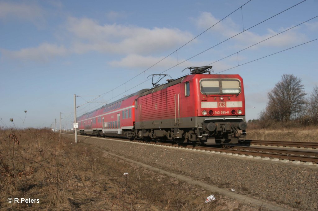 143 095-8 mit RE nach Leipzig bei Halle-Leipzig Flughafen. 06.03.11