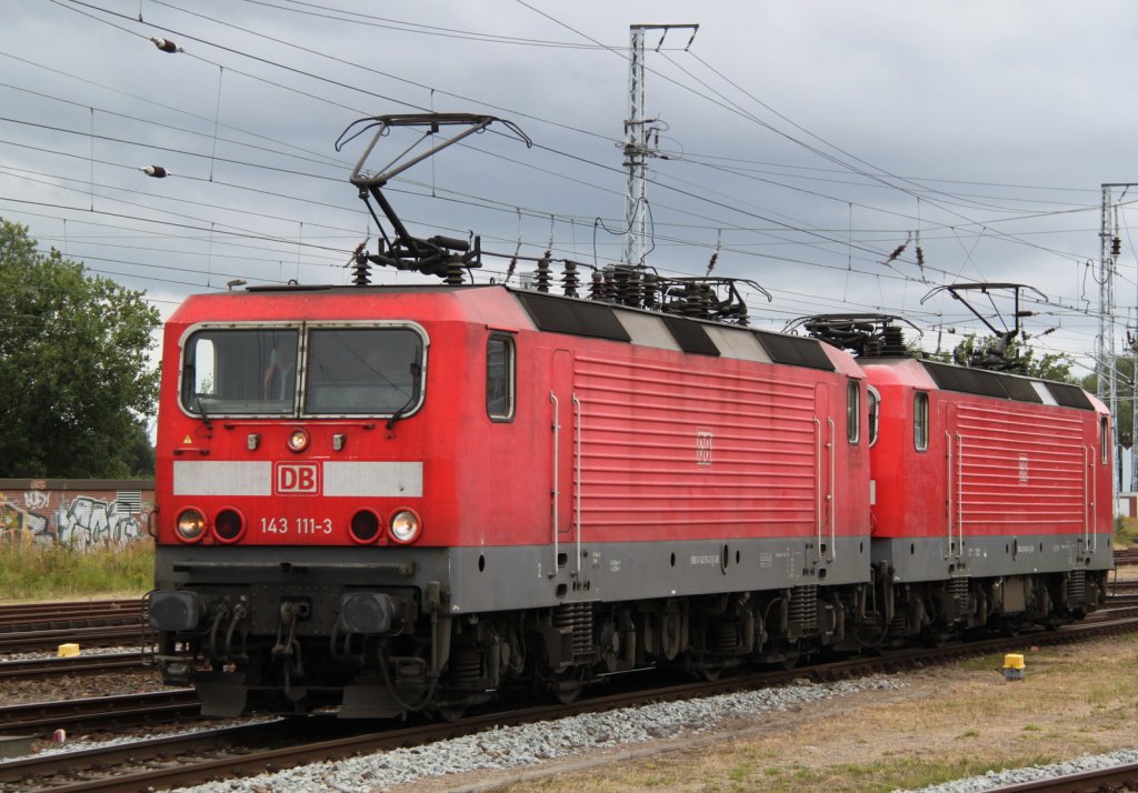 143 111-3+143 931-4 beim Rangieren im Rostocker Hbf.10.08.2012