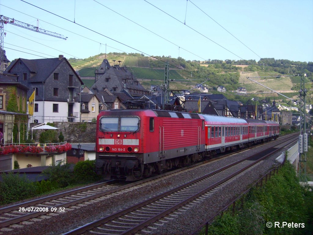 143 164-2 durchfhrt Oberwesel mit einer RB Mainz. 25.07.08