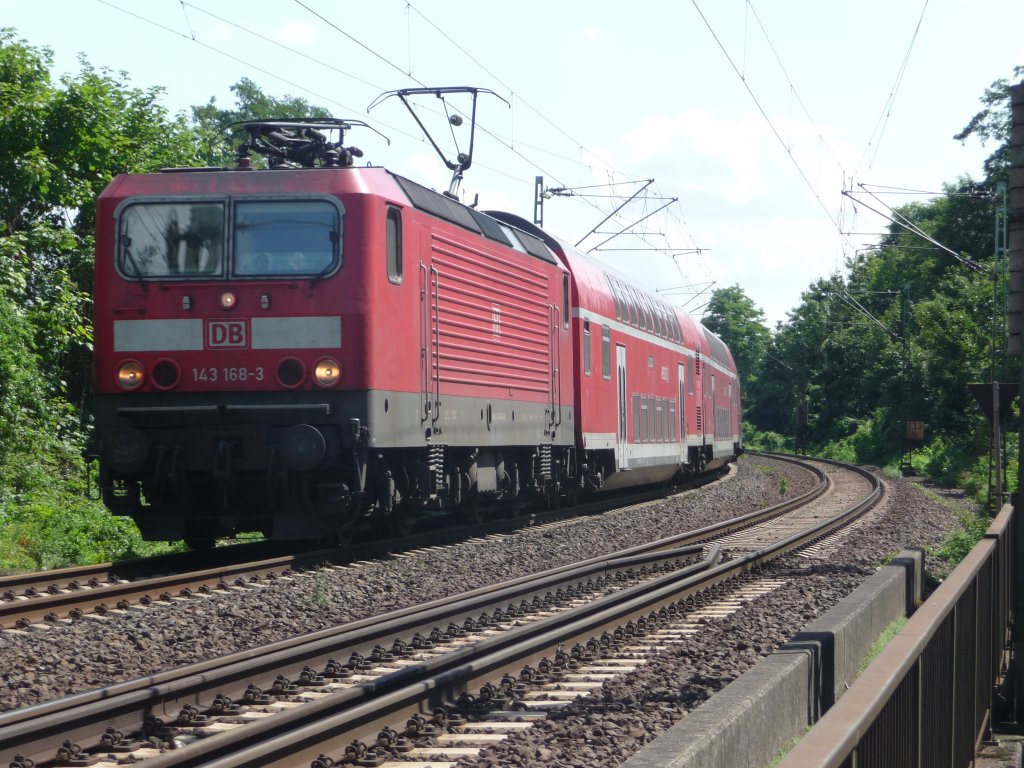 143 168 passiert am 06.08.2010 auf dem Weg nach Kln die Wiedbrcke in Neuwied. RB27 -> Rommerskirchen