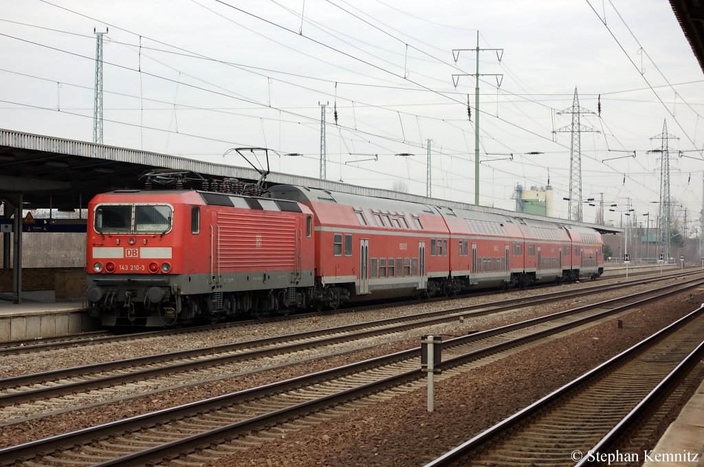 143 210-3 mit der RB14 (RB 18922) nach Nauen in Berlin Schnefeld Flughafen. 10.02.2011