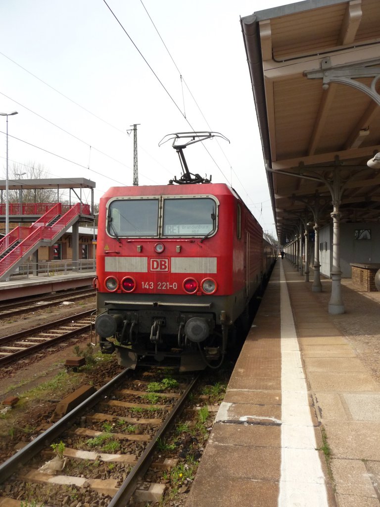 143 221 ist in Berlin-Wannsee angekommen, wo sie baustellenbedingt wendet, und wird in Krze ihren Regionalexpress in Richtung Brandenburg (Havel) schieben.
RE1 -> Berlin-Wannsee