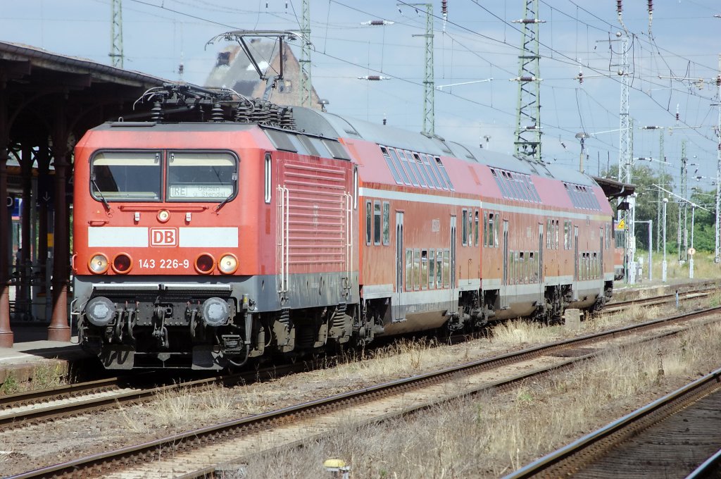 143 226-9 mit dem RE 36072 in Stendal und fhrt weiter nach Uelzen. 30.07.2010