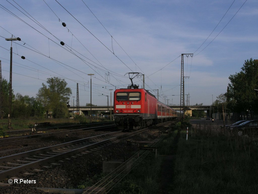 143 240-0 schiebt die RB32127 nach Plattling bei Regensburg Ost. 29.04.10