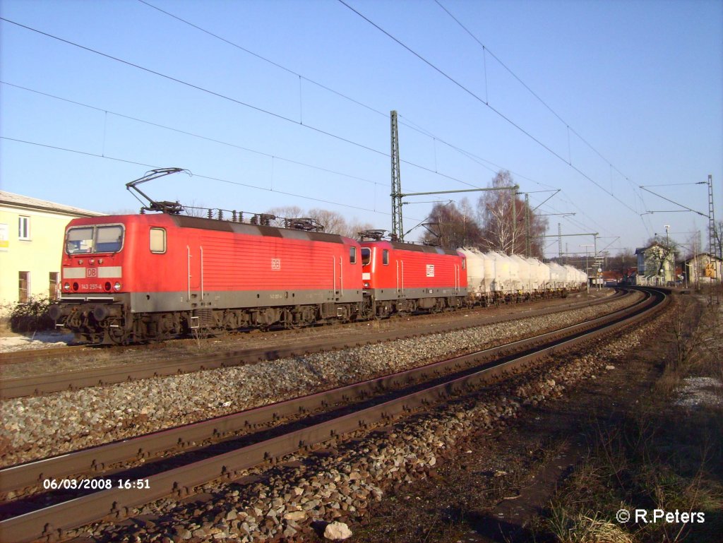 143 257-4 und 603 in Seubersdorf mit ein Zementzug. 06.03.08