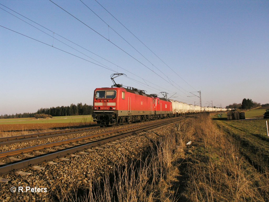 143 257-8 und 603 ziehen bei Batzhausen ein Zementzug.06.03.08