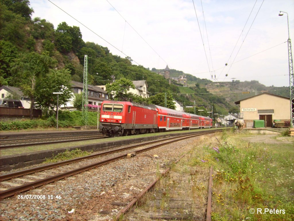 143 263-2 erreicht Bacharach mit ein RE nach Koblenz. 26.07.08