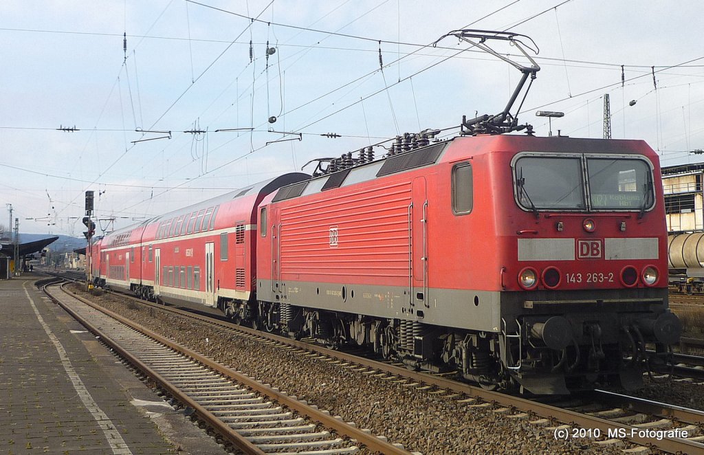 143 263-2 (vorne) und 143 194-9 (Ende) bildeten am 22.02.2010 diese Sandwich RB 27 nach Koblenz Hbf...gesehen bei der Ausfahrt aus dem Neuwieder Bf. 