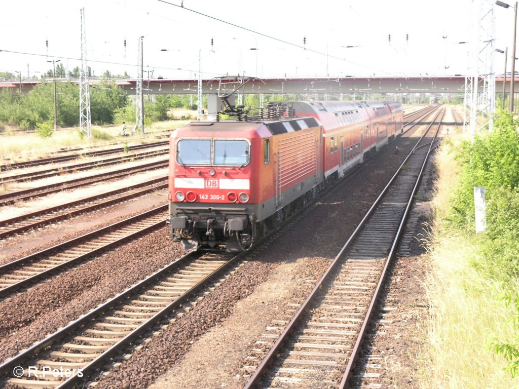 143 300-2 schiebt ihre RB Frankfurt/oder durch Eisenhttenstadt. 06.06.08