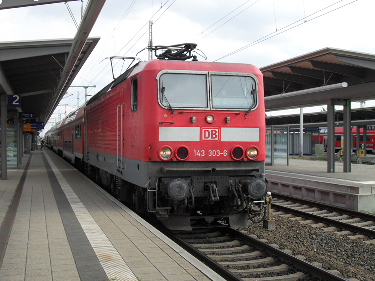 143 303-6 als S1 von Rostock Hbf Richtung Warnemnde kurz vor der Abfahrt im Rostocker Hbf.(04.08.10) 