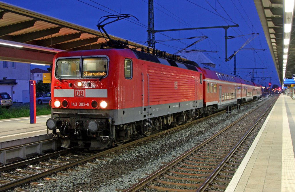 143 303-6 auf der Rostocker S1 unterwegs.Hier kurz vor der Abfahrt nach Warnemnde in Rostock Hbf am 28.07.11