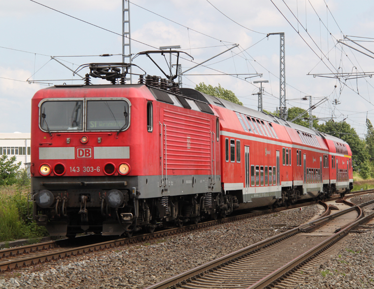 143 303-6 mit S-1 von Rostock Hbf nach Warnemnde kurz vor der Einfahrt im Bahnhof Rostock-Bramow.(23.06.2011)