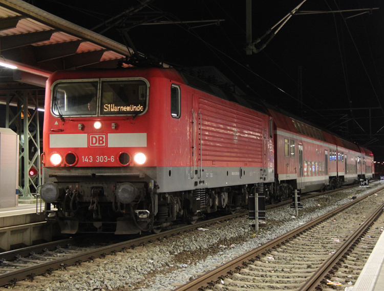 143 303-6 mit S1 von Rostock Hbf nach Warnemnde kurz nach der Abfahrt im Rostocker Hbf.28.12.2011