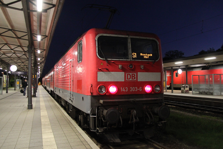 143 303-6 mit S1 von Warnemnde nach Rostock Hbf kurz vor der Ausfahrt im Bahnhof Warnemnde.16.10.2011