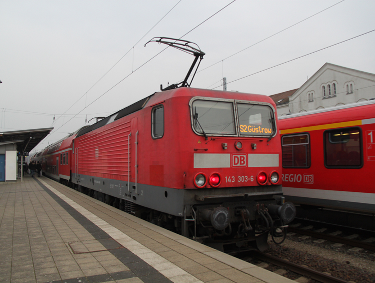 143 303-6 mit S2 von Warnemnde nach Gstrow kurz nach der Ankunft im Bahnhof Gstrow.28.01.2012