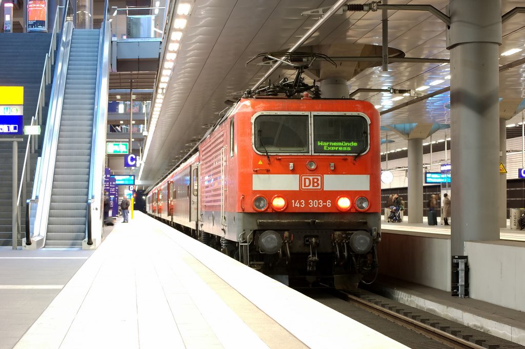 143 303-6 schiebt den Warnemnde Express (RE 38590), aber dieses mal nur bis Rostock. Hier im Bahnhof Berlin Hbf (tief). 06.11.2010