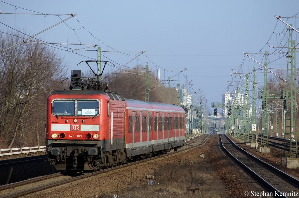 143 309 mit der RB13 (RB 28861) nach Wustermark in Berlin Jungfernheide. 21.02.2011