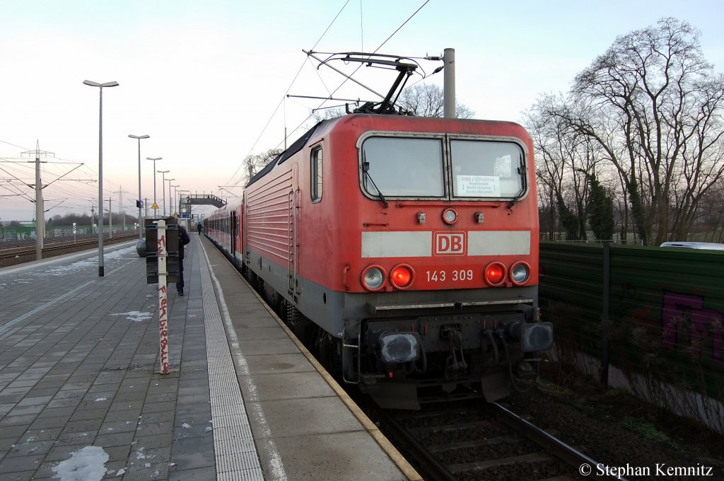 143 309 mit der RB13 S-Bahn Ergnzung (RB 18782) nach Berlin Hbf(tief) in Wustermark. 10.01.2011 