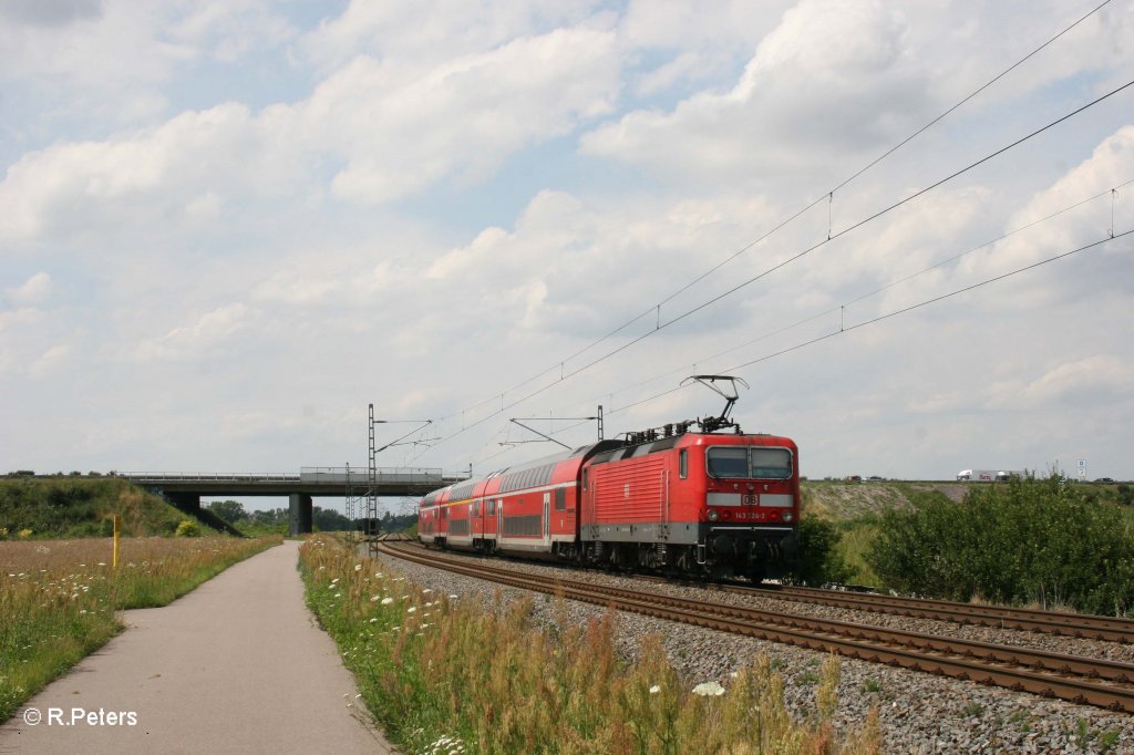 143 324-2 schiebt die S10 nach Halle/Saale bei Schkeuditz West. 10.07.11