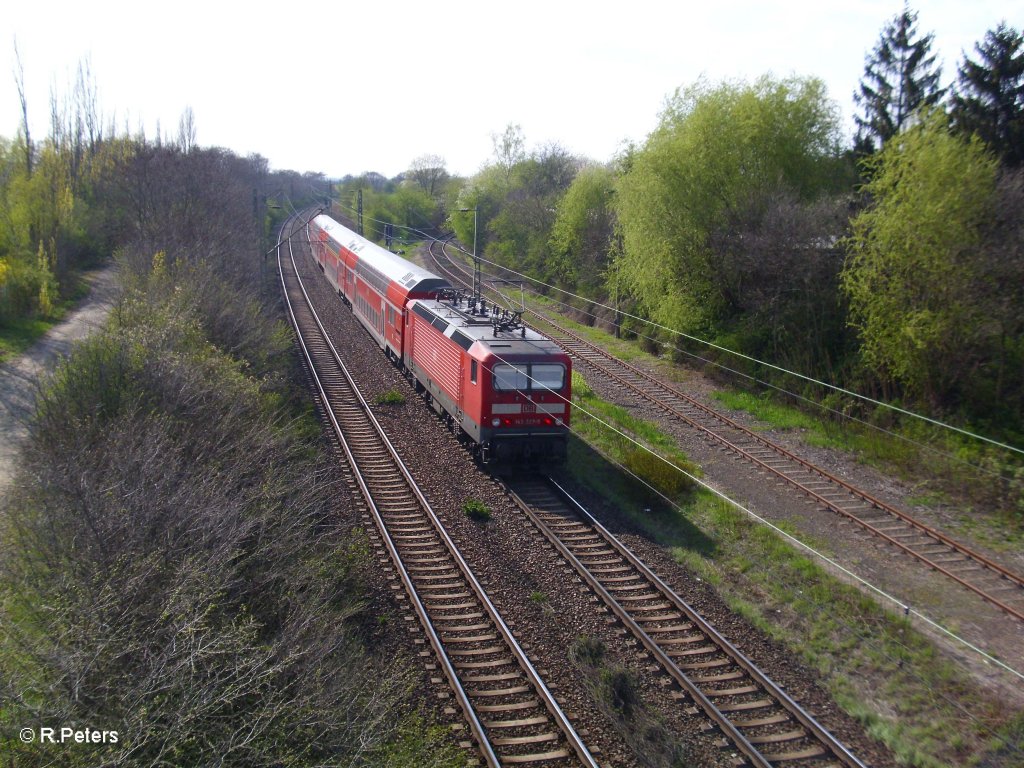 143 327-5 schiebt die S-Bahn nach Halle in Schkeuditz. 22.04.10