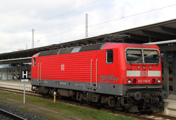 143 556-9 abgestellt im Rostocker Hbf.neben an steht IC2212 Koblenz-Binz.19.10.2011