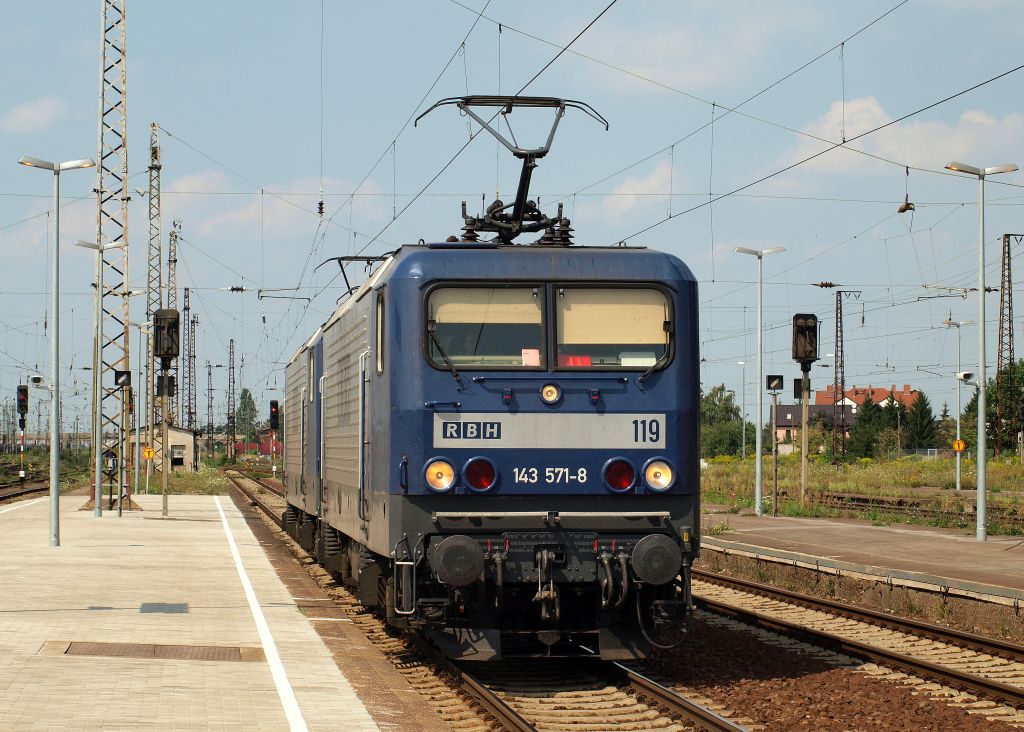 143 571-8  119  und 143 056-0  114  der RBH rollten gemeinsam durch Grokorbetha am 3.8.11.