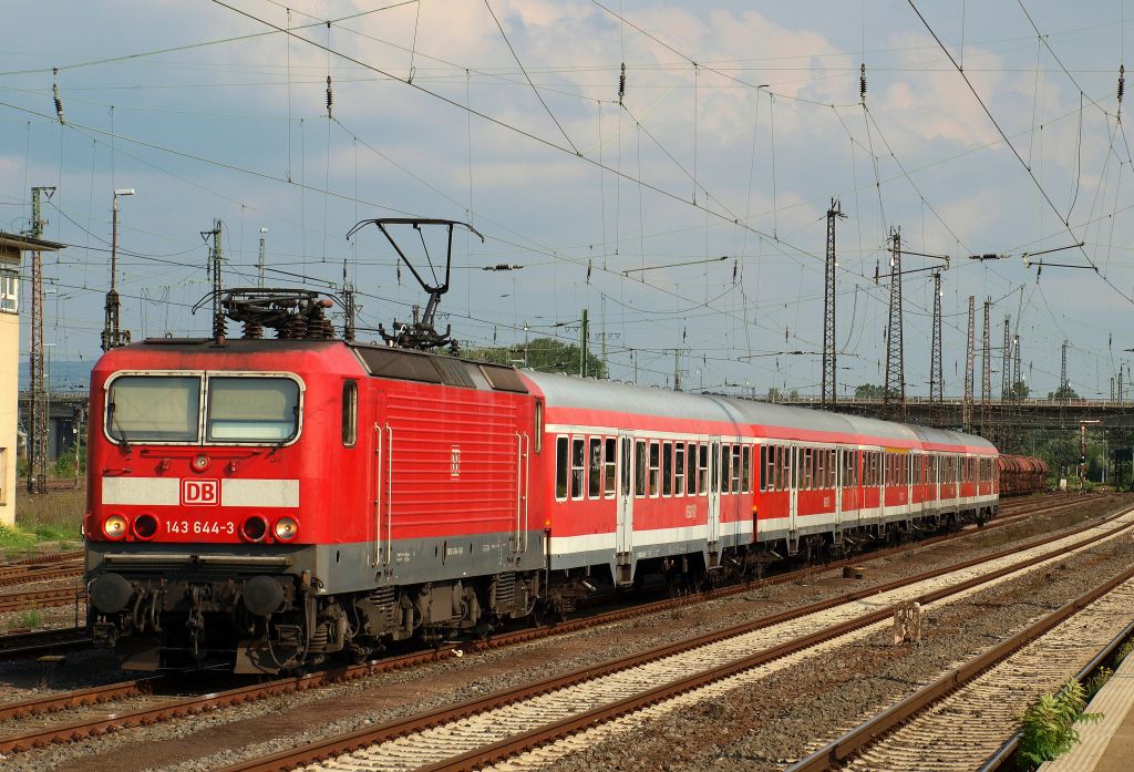 143 644-3 stand am Abend des 29.7.11 abgestellt im Hanauer Gleisvorfeld.