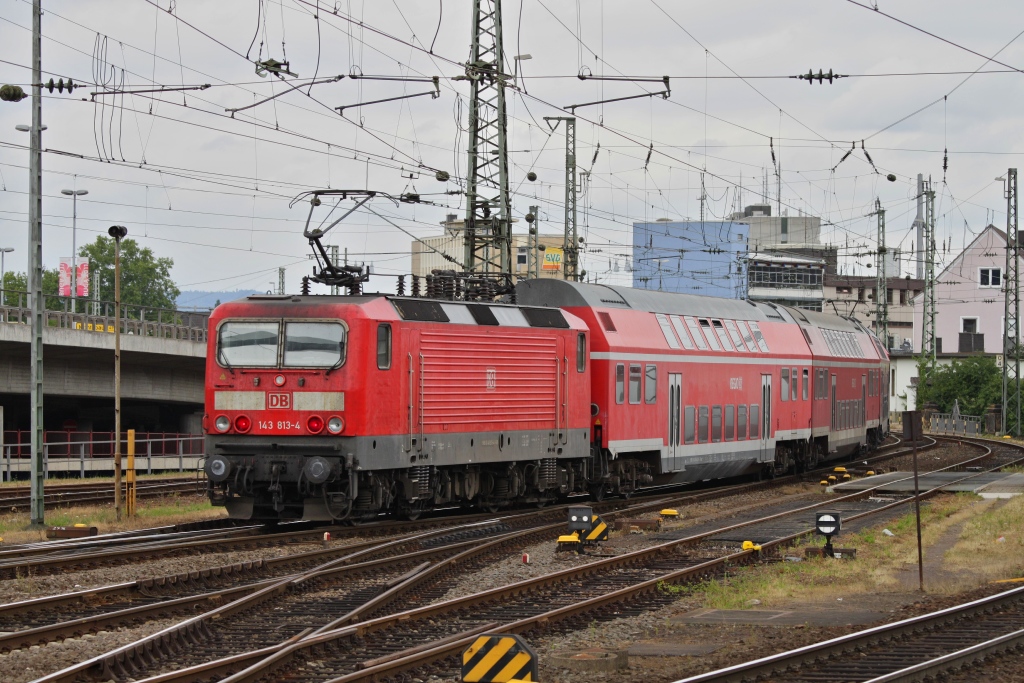 143 813 schiebt eine DR-Dosto-Garnitur aus dem Koblenzer Hbf in Richtung Trier hinaus. (23.07.11)