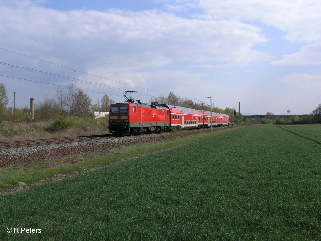 143 816-7 schiebt RE 17691 Magdeburg – Leipzig bei Podelwitz. 16.04.11
