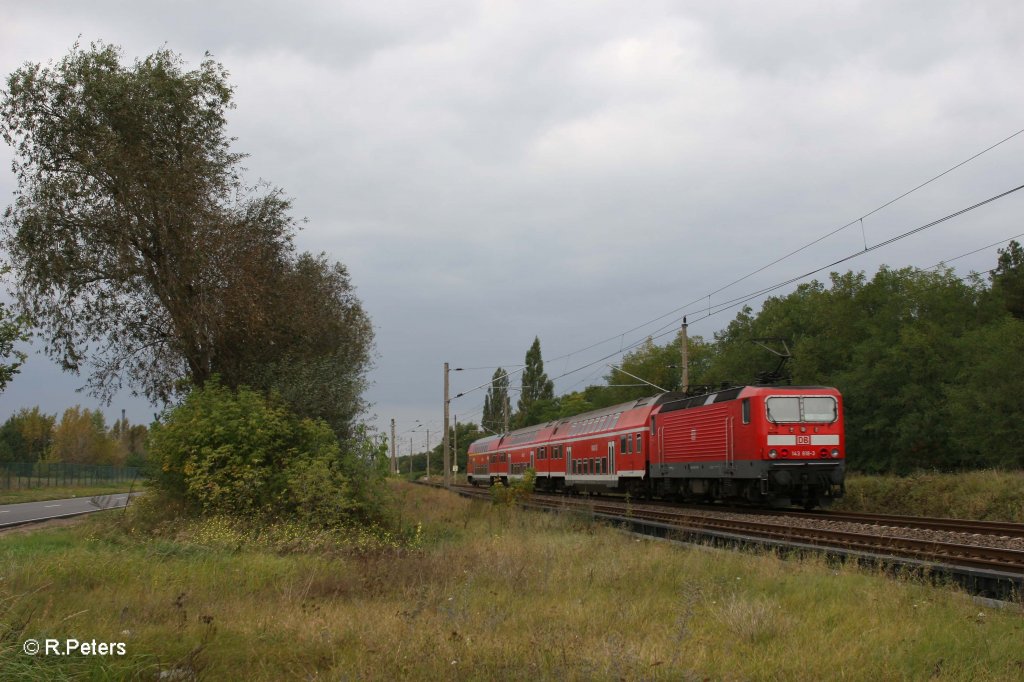 143 818-3 schiebt RE18214 Cottbus - Frankfurt/Oder bei Eisenhttenstadt. 05.10.11