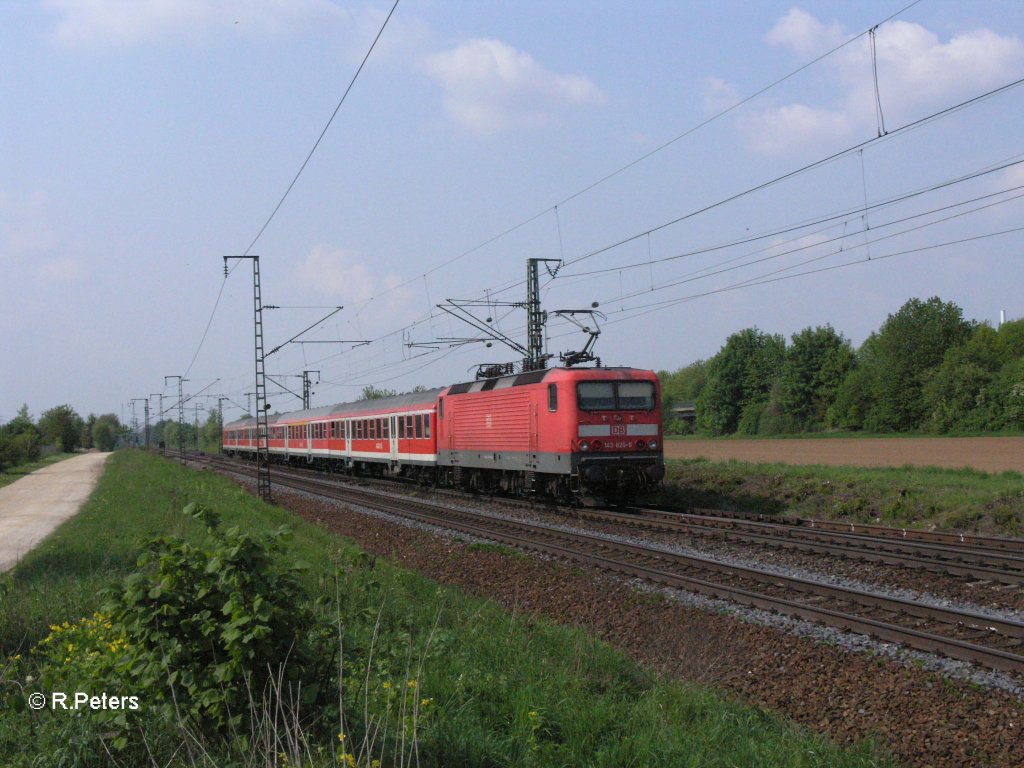 143 820-9 schiebt bei Obertraubling eine RB in Richtung Regensburg. 01.05.09