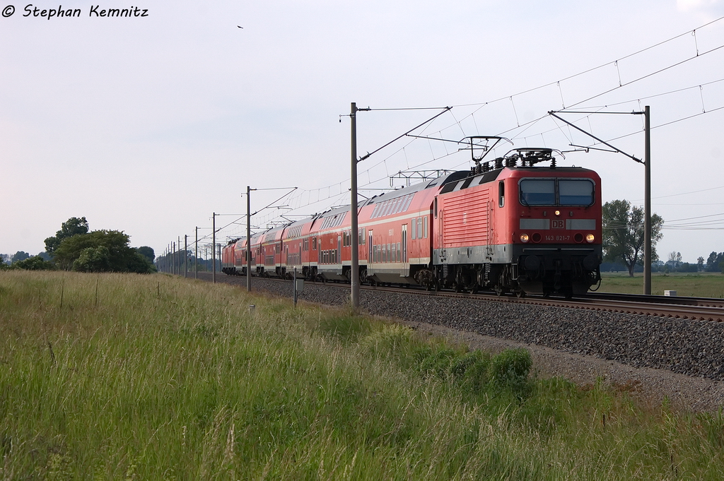 143 821-7 mit dem Mittwochs fahrenden Pbz von Rostock nach Cottbus in Vietznitz. Am Haken hatte sie 3x DBuza, 3x DABbuzfa 760 und den zwei E-Loks 112 117-7 und 114 003-7. 12.06.2013