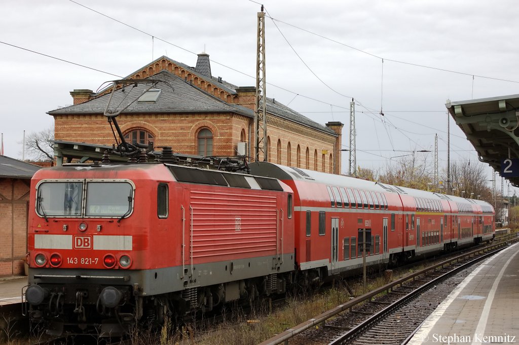 143 821-7 mit dem RE2 (RE 38170) nach Rathenow in Knigs Wusterhausen. 13.11.2010