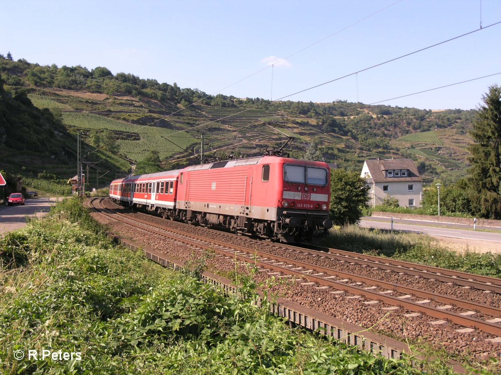 143 825-8 schiebt ihre RB Koblenz aus Oberwesel raus. 24.07.08