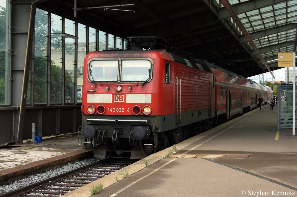 143 832-4 mit der S10 nach Leipzig Hbf in Halle(Saale). 21.06.2011