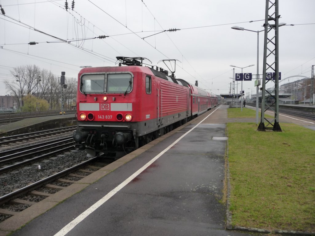 143 837 verlsst am 24.11.2012 den Bahnhof Kln-Messe/Deutz.
RB27 -> Kln Hauptbahnhof