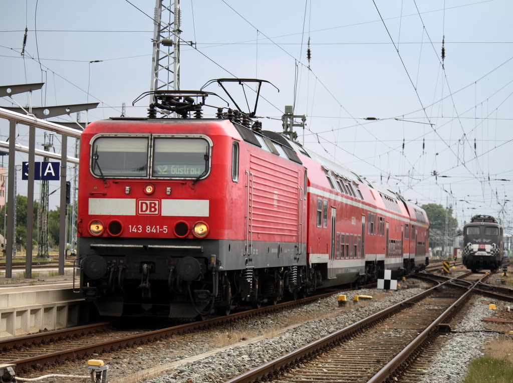 143 841-5 mit S2 von Gstrow nach Rostock Hbf bei der Einfahrt im Rostocker Hbf neben an steht 115 509-2.10.08.2013