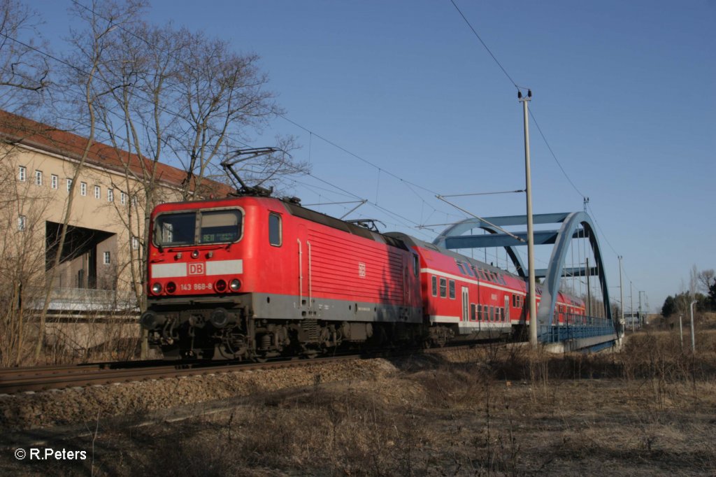 143 868-8 schiebt die RB11 Frankfurt/Oder ber die Oder-Spress-kanal Brcke in Eisenhttenstadt. 07.03.11