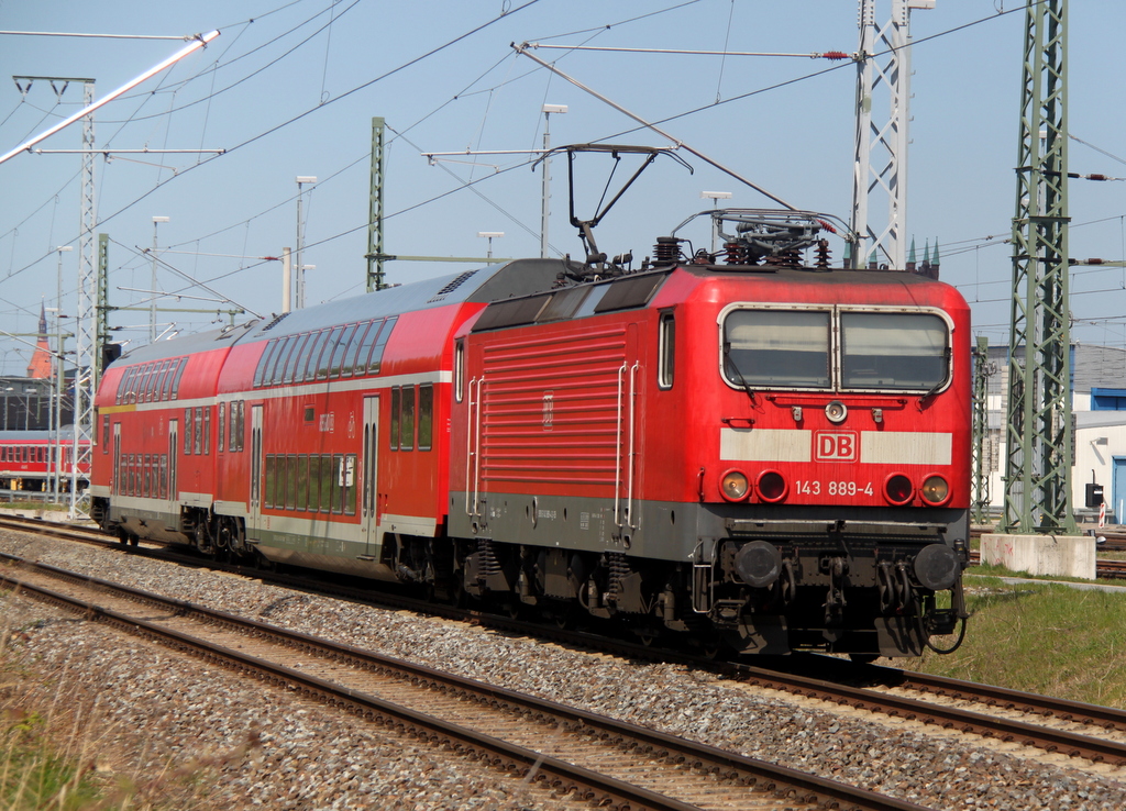 143 889-4 mit S3 von Rostock Hbf nach Gstrow kurz nach der Ausfahrt im Rostocker Hbf.05.05.2013